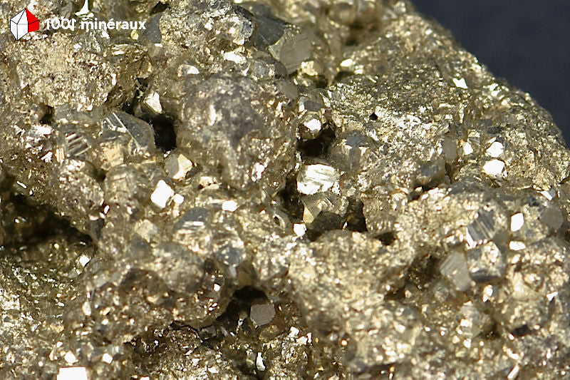 Pyrite brute Pérou - Détail des cristaux dodécaédriques 1-3 mm aux faces courbes dorées - 209 g
