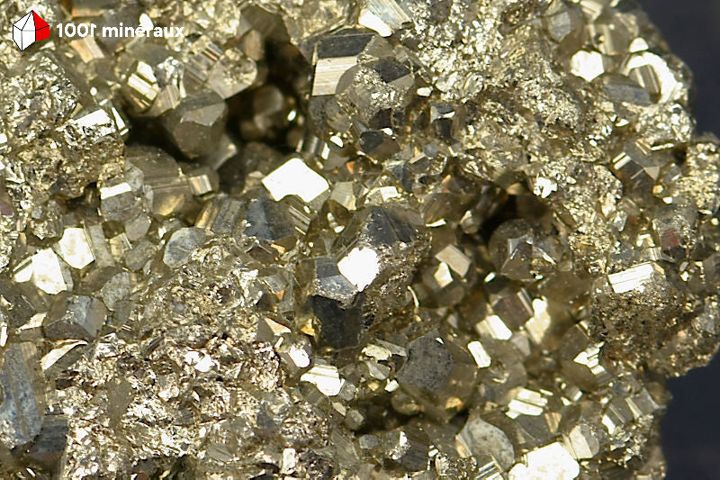 Pyrite brute Pérou - Détail des cristaux dodécaédriques aux faces courbes dorées - 277 g
