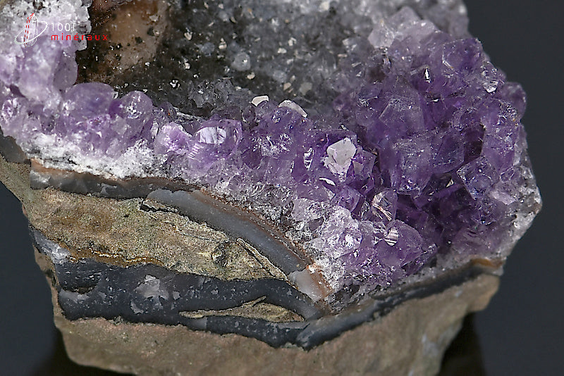 Améthyste en cavité de Calcédoine du Brésil - Vue de profil, écrin de Calcédoine - 94 g