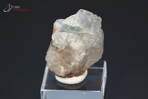 minéral d'aigue-marine cristallisée bleue sur quartz du Brésil