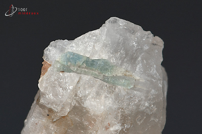 minéral d'aigue-marine cristallisée bleue sur quartz du Brésil