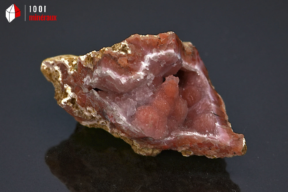 Minéral cristallisé de calcédoine rouge en géode du Maroc