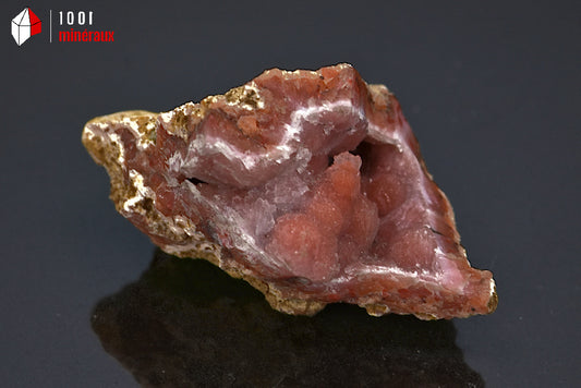 Minéral cristallisé de calcédoine rouge en géode du Maroc