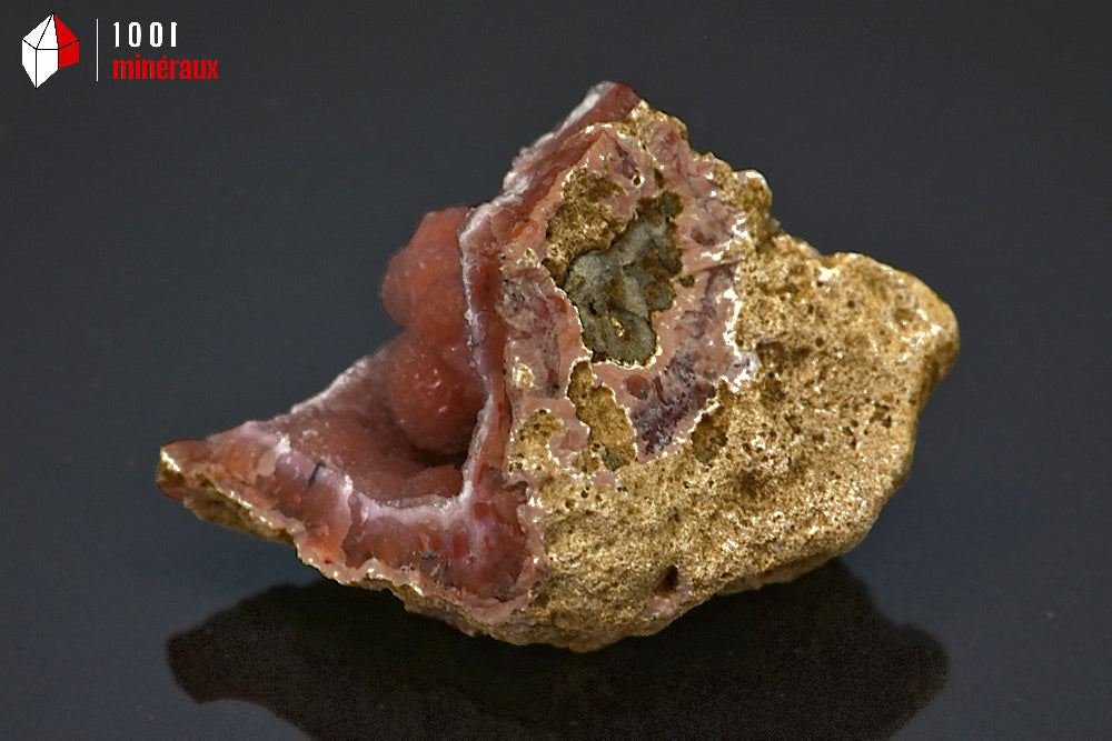 Minéral cristallisé de calcédoine rouge en géode du Maroc