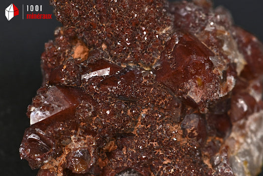 Minéral cristallisé de quartz rouge hématoïde du Maroc