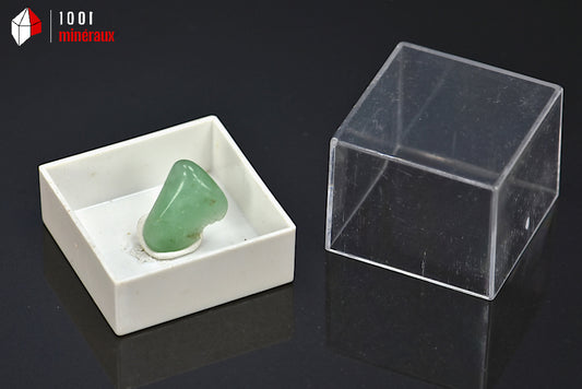 Minéral poli de chrysoprase verte en boîte du Brésil