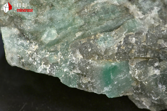 Minéral brut d'émeraude du Brésil