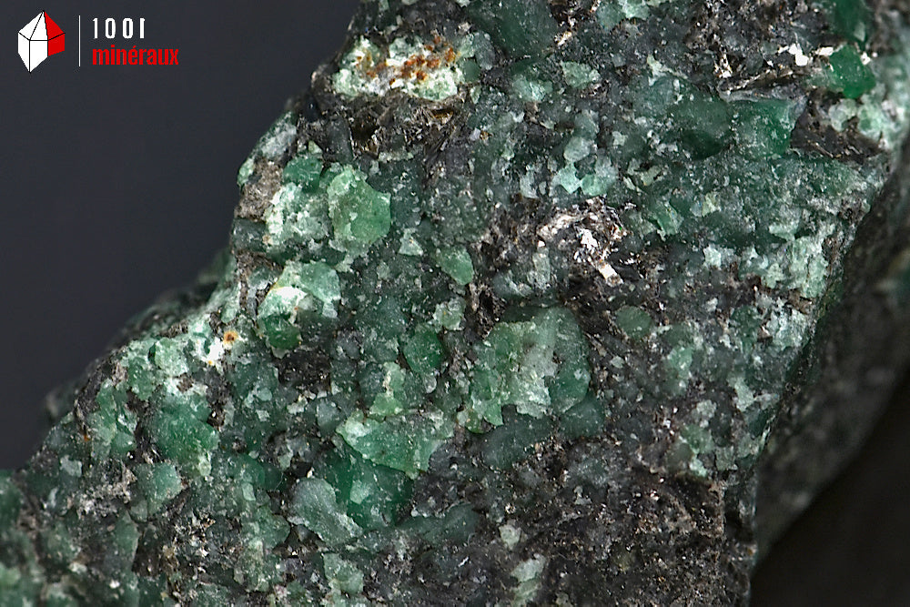 Minéral brut d'émeraude du Brésil