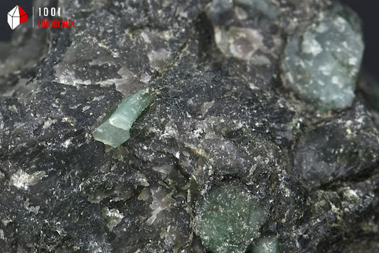 Minéral brut d'émeraude du Brésil