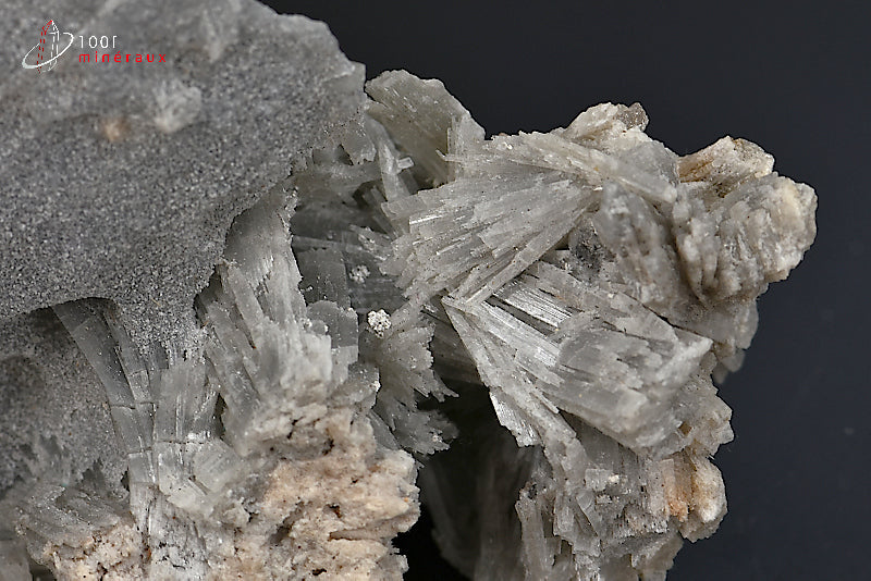 Minéral cristallisé de wollastonite grise de Madagascar