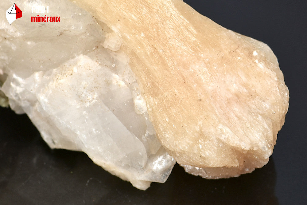 Minéral cristallisé de stilibite et apophyllite d'Inde de la famille des zéolites