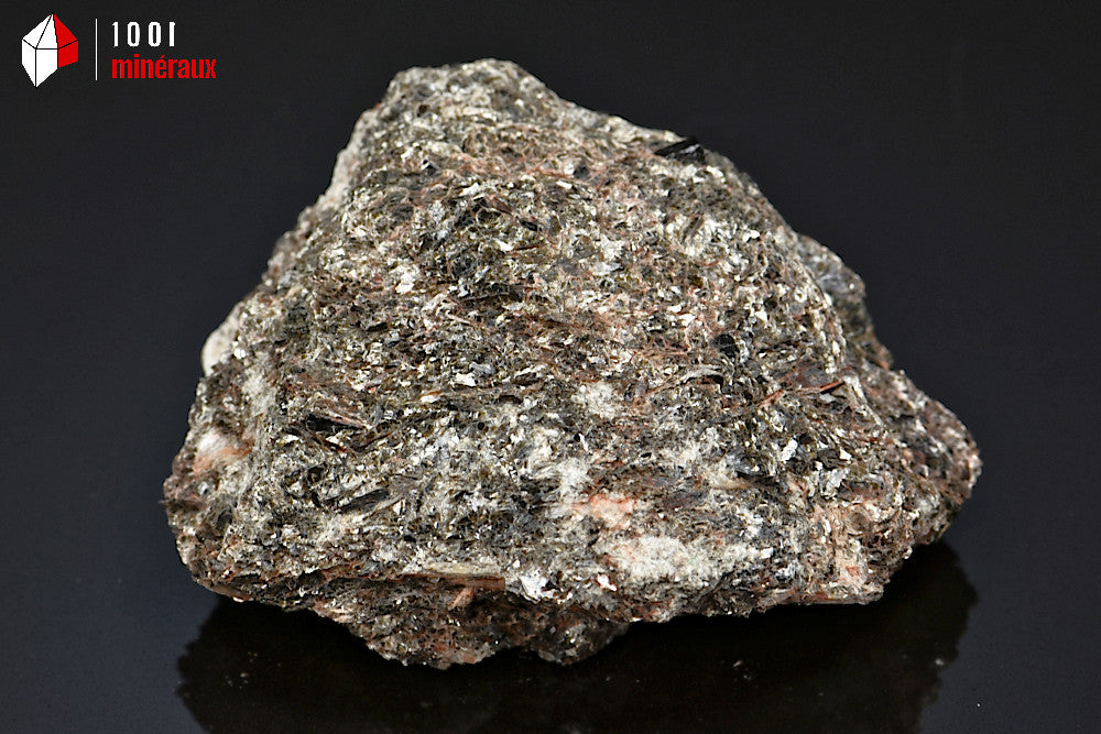Minéral cristallisé de dravite ou tourmaline brune de Madagascar