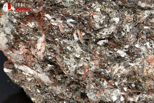 Minéral cristallisé de dravite ou tourmaline brune de Madagascar