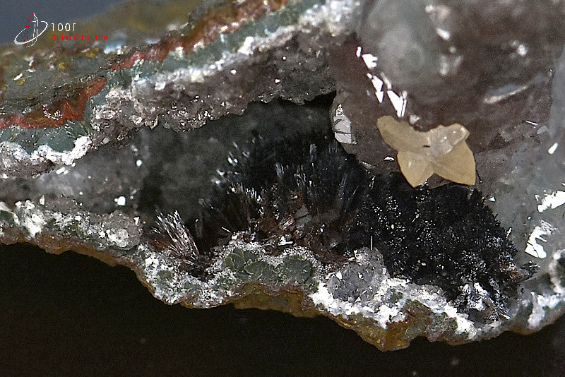 Minéral cristallisé de pyrolusite et quartz