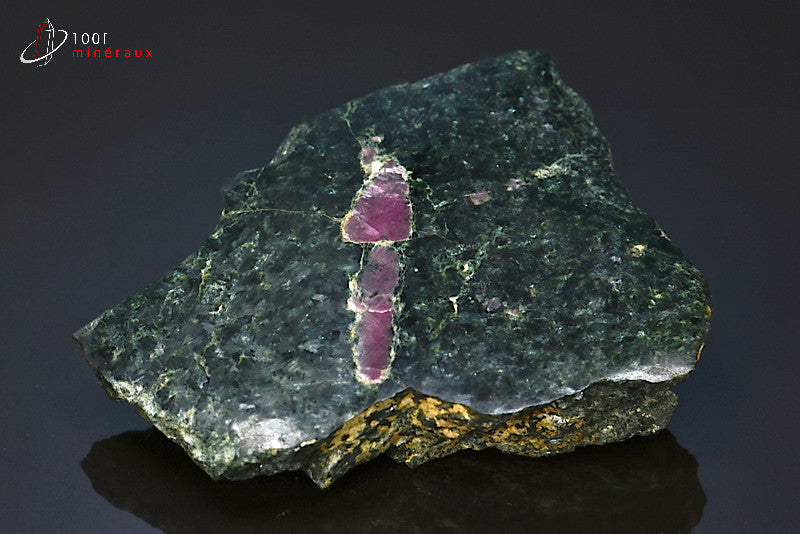 Minéral poli de rubis sur roche de France