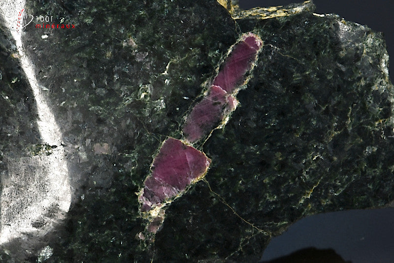 Minéral poli de rubis sur roche de France