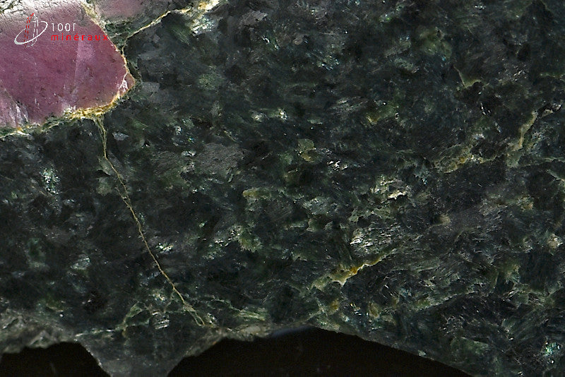 Minéral poli de rubis sur roche de France