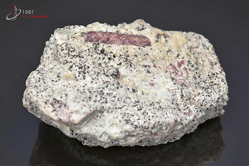 MInéral cristallisé de rubis sur roche de Madagascar