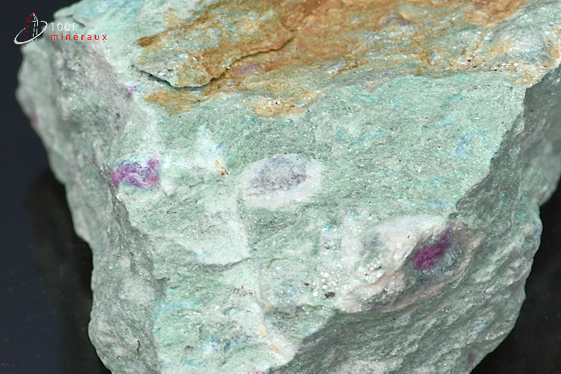Minéral brut de fuchsite à rubis d'Inde