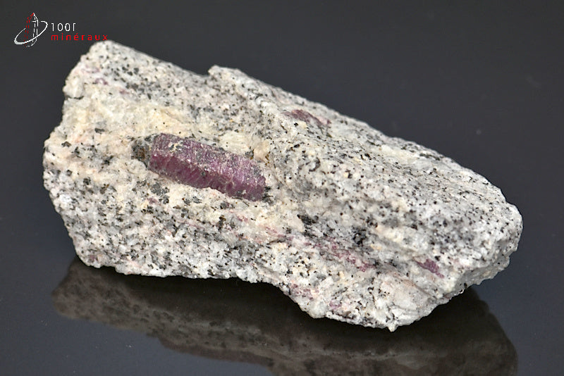 MInéral cristallisé de rubis sur roche de Madagascar