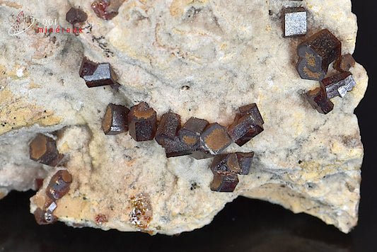 Minéral cristallisé de vanadinite du Maroc