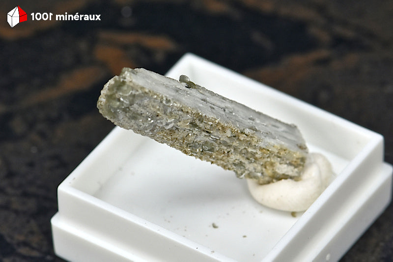 Scapolite de France (Ariège) - Détail des stries longitudinales et de la transparence - 1,5 g