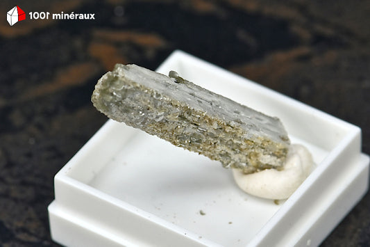 Scapolite de France (Ariège) - Détail des stries longitudinales et de la transparence - 1,5 g