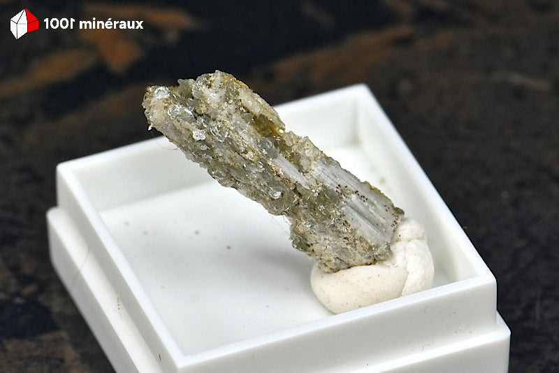 Scapolite de France (Ariège) - Détail des stries longitudinales et de la transparence - 1 g