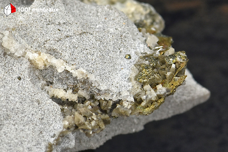 Cristaux de Pyrite (sulfure de fer) jaune laiton métallique.