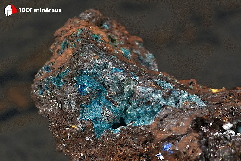 Gros plan sur la couleur bleu ciel caractéristique de l'Allophane.