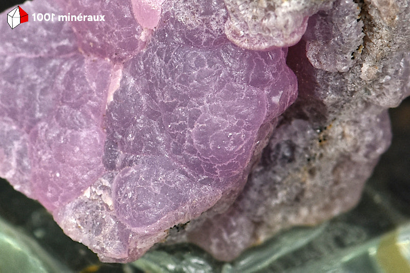 Détail de la surface botryoïdale en petits mamelons de la Smithsonite lilas.