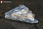 Kyanite bleue sur Quartz translucide du Brésil - 102 g / BE926 - Vignette | 1001 minéraux
