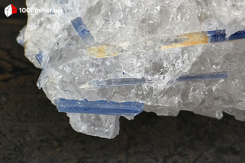 Kyanite bleue sur Quartz du Brésil - Détail de la lame bleue perpendiculaire - BE927