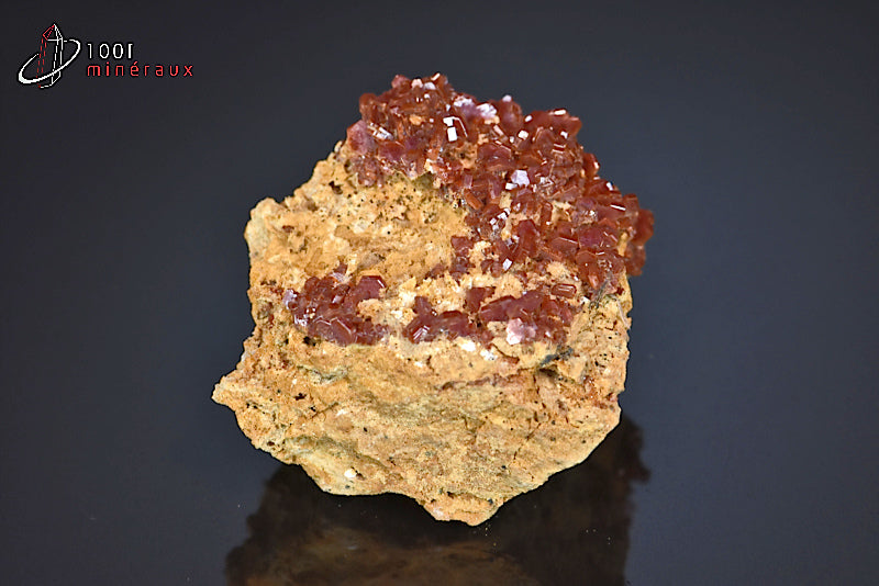 Minéral cristallisé de vanadinite rouge du Maroc