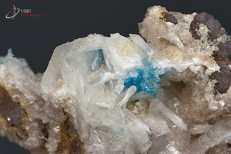 Minéral cristallisé de cavansite bleue d'Inde