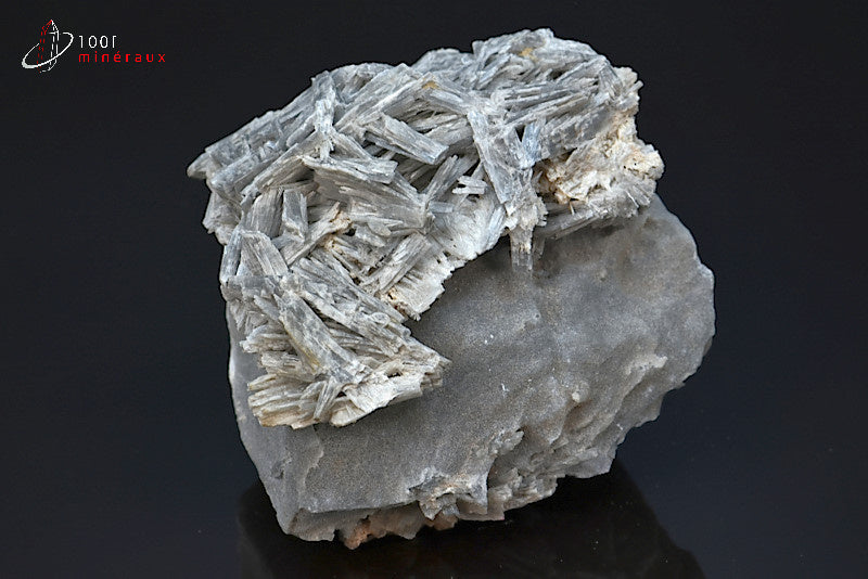 Minéral cristallisé de wollastonite grise de Madagascar