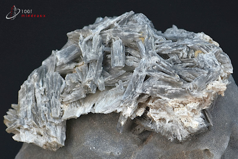 Minéral cristallisé de wollastonite grise de Madagascar