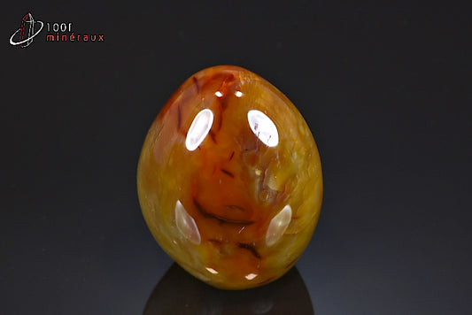 Minéral poli de cornaline orange et jaune de Madagascar en forme libre