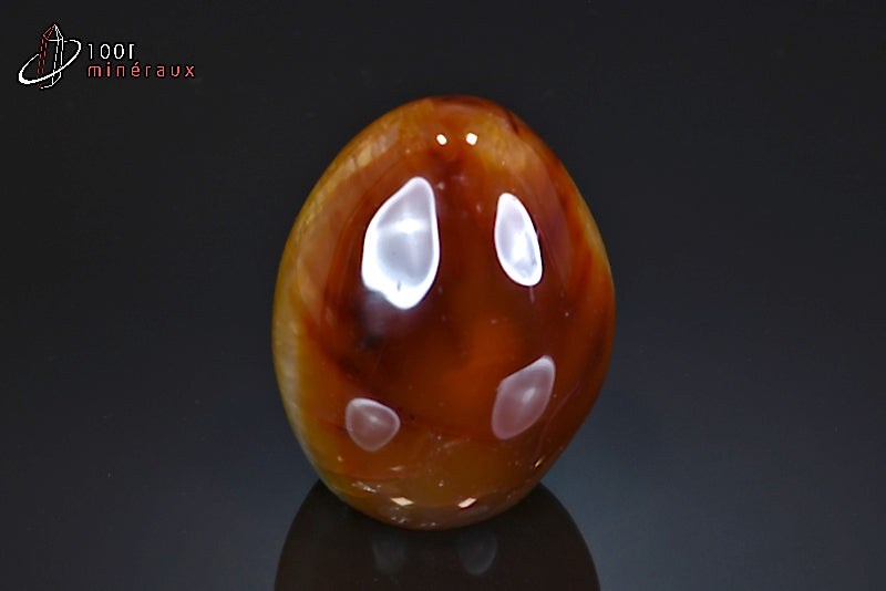 Minéral poli de cornaline orange et jaune de Madagascar en forme libre