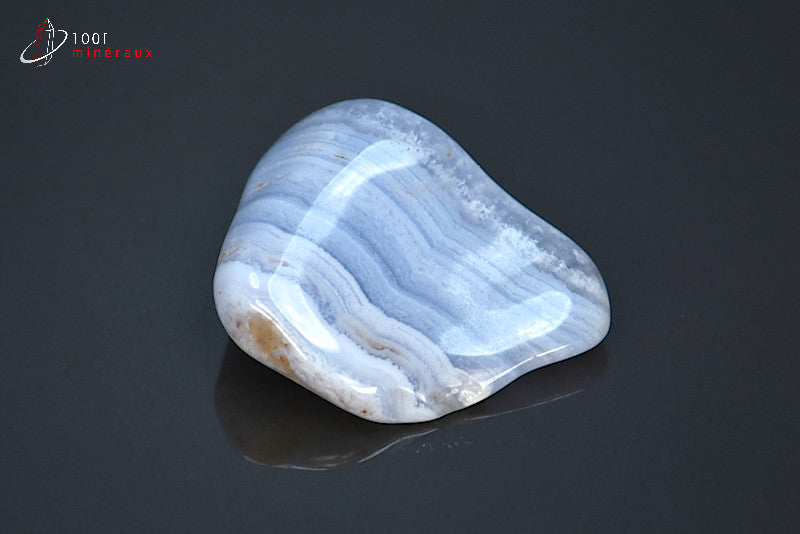 Blue Lace Agate Namibie - Détail des fines bandes ondulées bleu et blanc, forme triangulaire - 24 g
