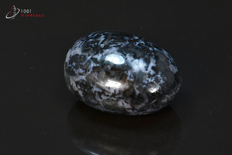 Minéral en galet poli de gabbro bleu de Madagascar