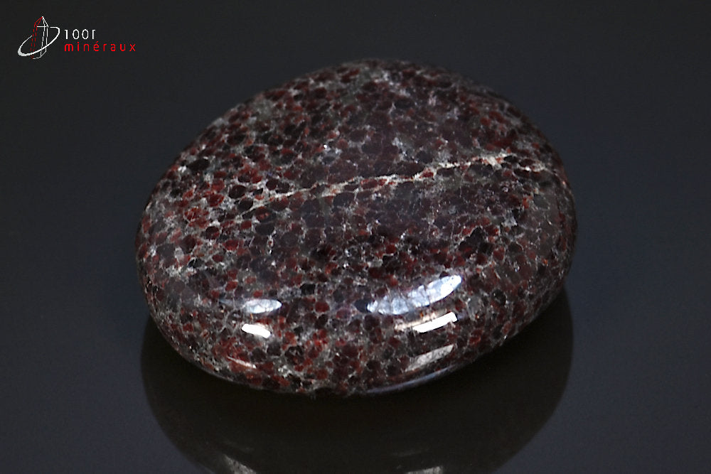 Minéral poli galet de grenat de Madagascar