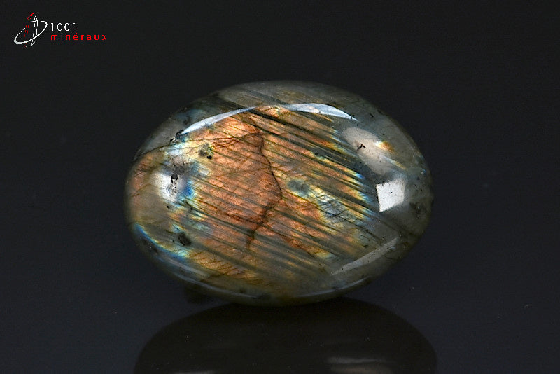 Minéral poli de labradorite en galet de Madagascar