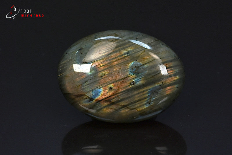 Minéral poli de labradorite en galet de Madagascar