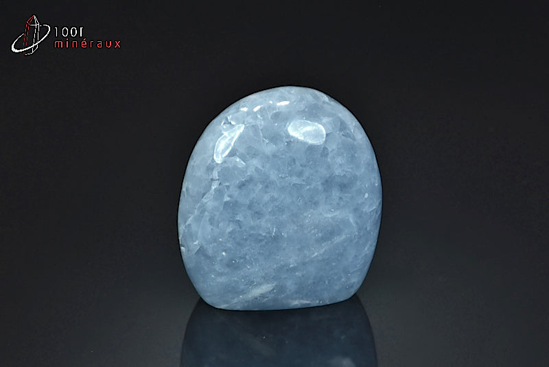 Minérla forme libre polie d'une calcite bleue de Madagascar
