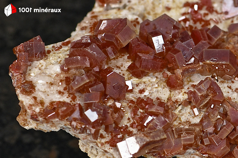 Vanadinite du Maroc - Détail des faces hexagonales et de l'éclat adamantin des cristaux rouge foncé - BG57 