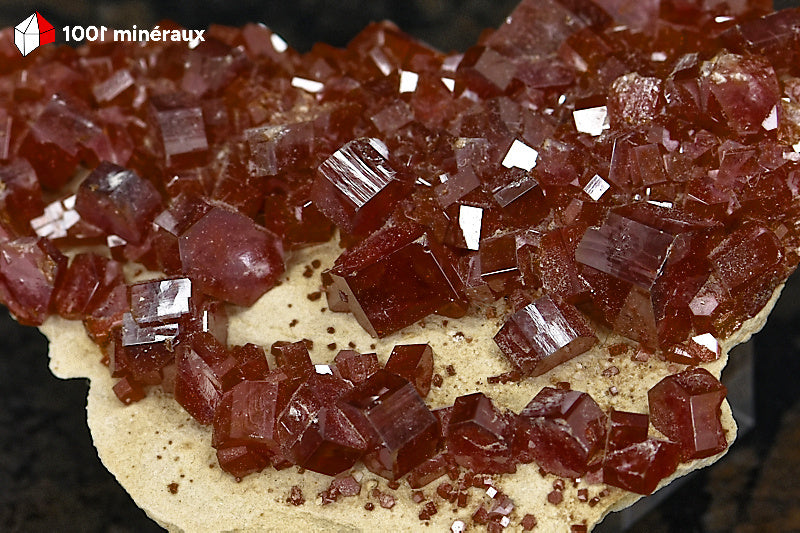 Vanadinite du Maroc - Détail des cristaux hexagonaux rouge foncé bien formés - 27 g