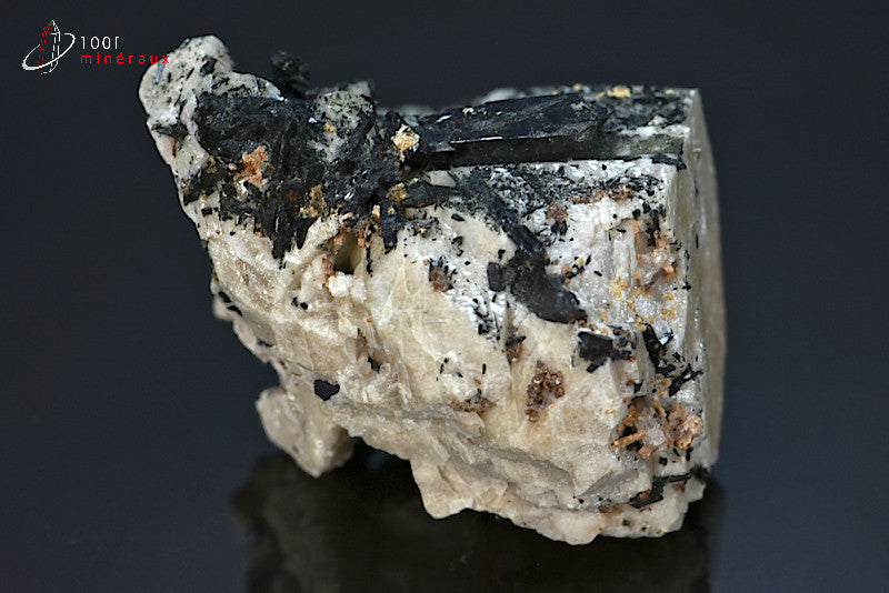 Minéral d'aegirine cristallisée noire sur Orthose du Malawi