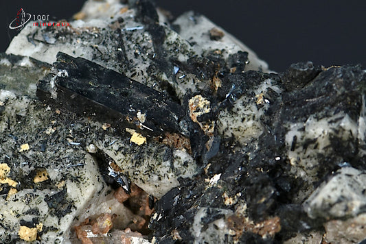 Minéral d'aegirine cristallisée noire sur Orthose du Malawi