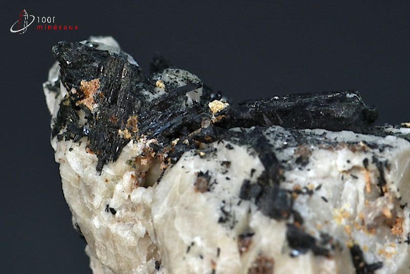 Minéral d'aegirine cristallisée noire sur Orthose du Malawi